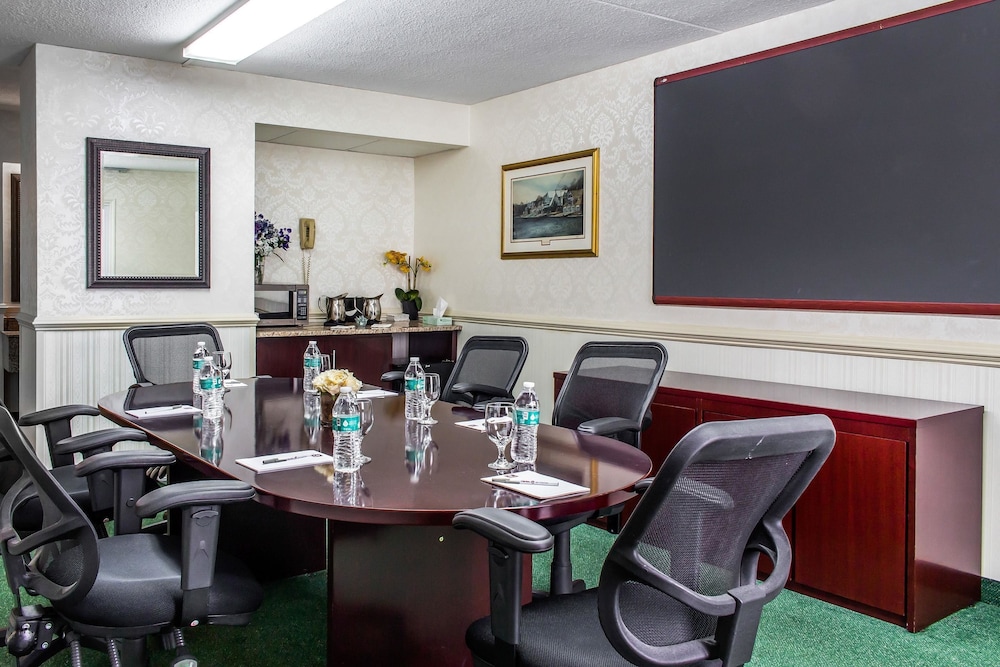 Clarion Hotel Philadelphia International Airport 54/57