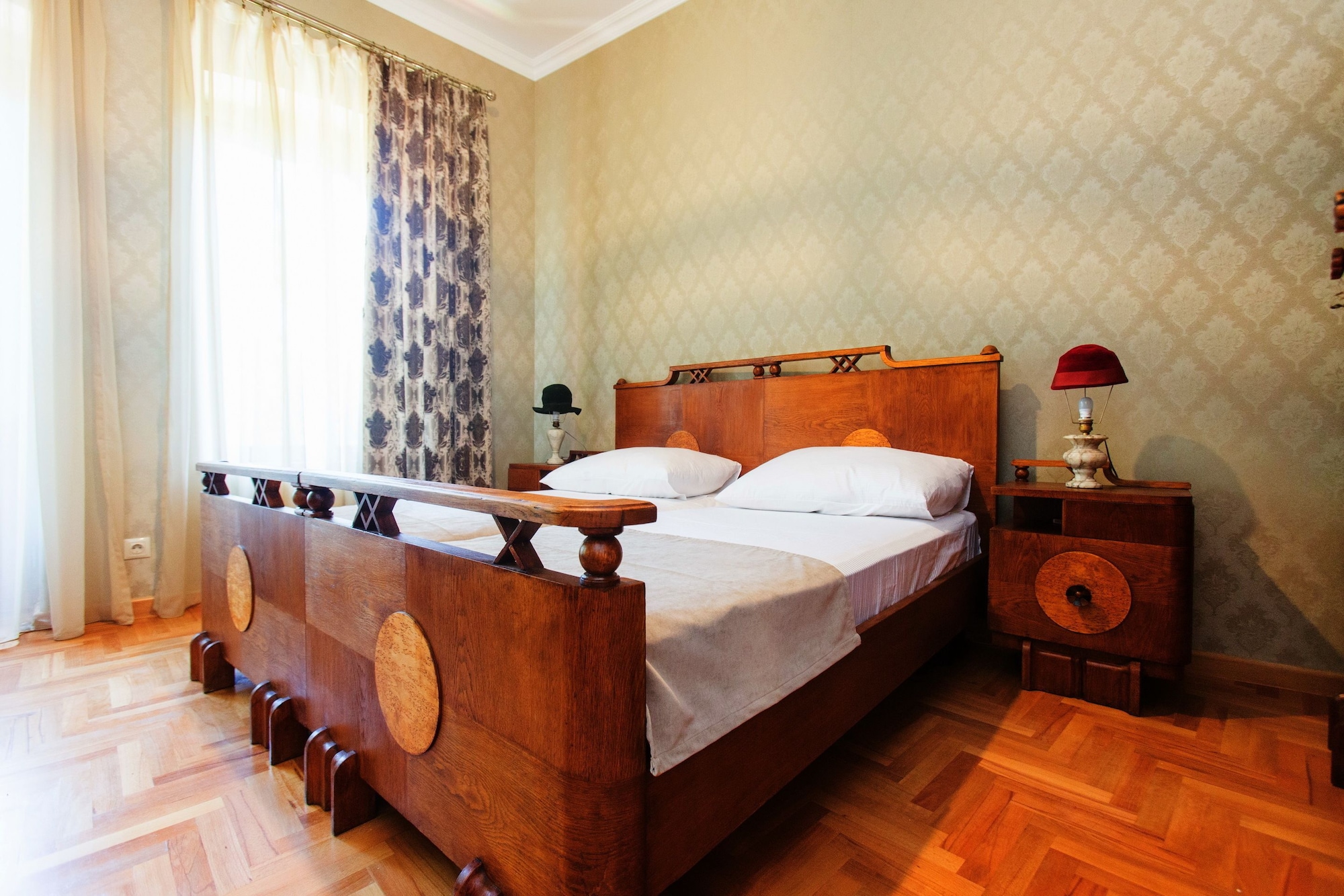 DELUXE, DOUBLE BED