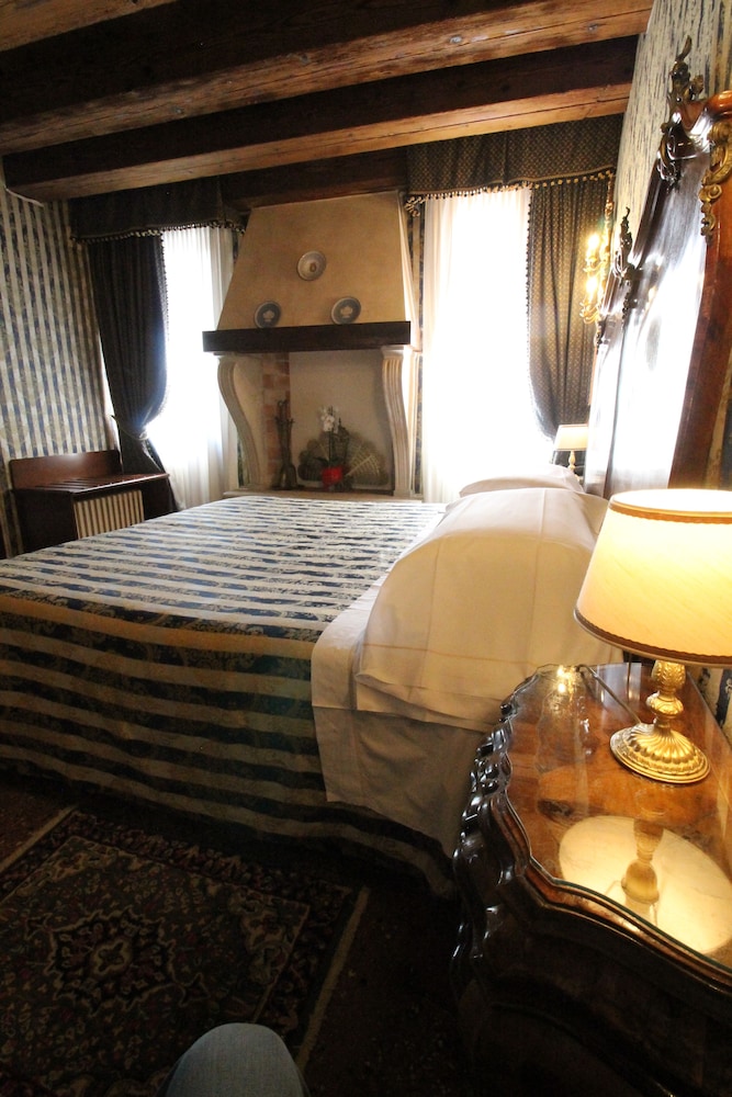 Hotel Palazzo Abadessa 30/50