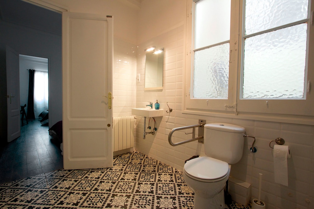 Bruc & Bruc Guesthouse 82/83