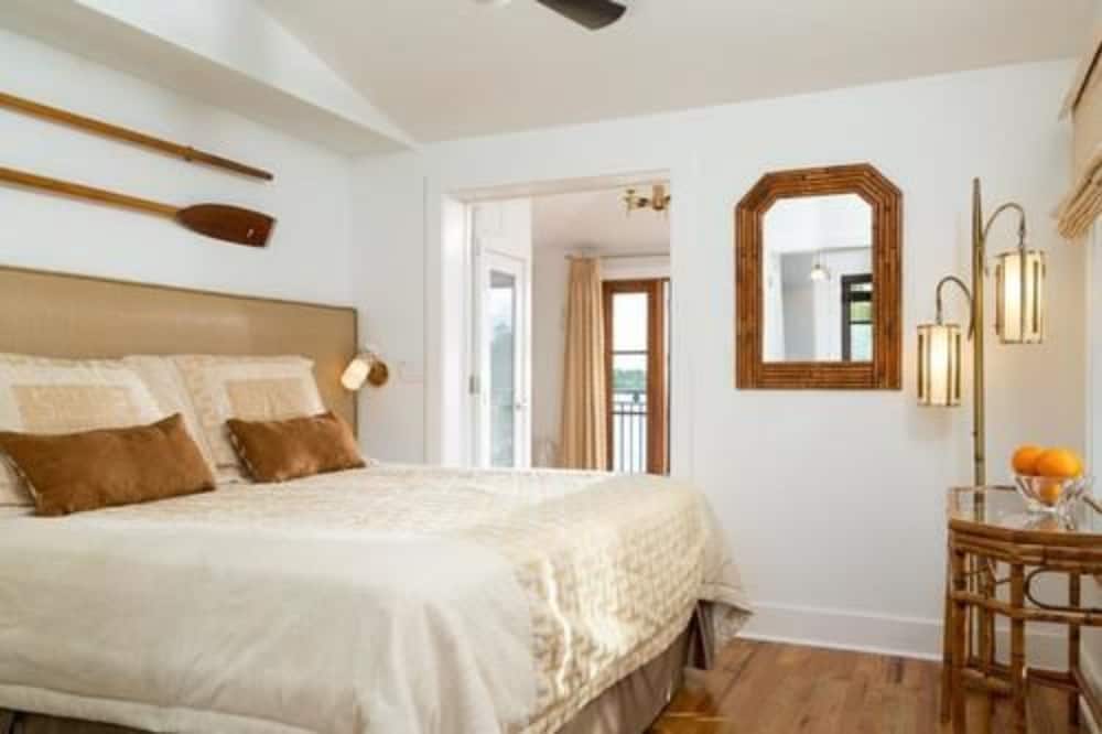 Suite, King Bed, Bay Front