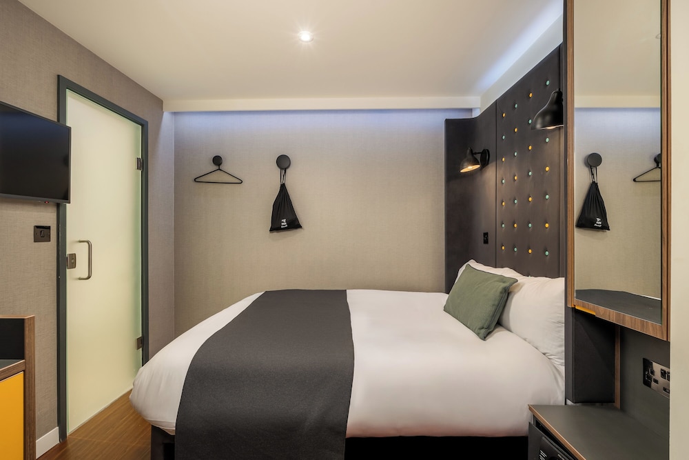 ROOM, DOUBLE BED, NO WINDOW