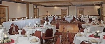 Holiday Lodge Hotel &amp; Conference Center 34/50