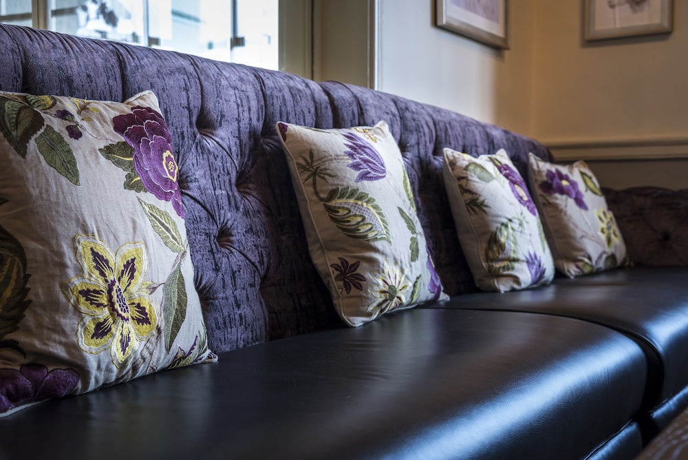 The Golden Fleece Hotel 25/50