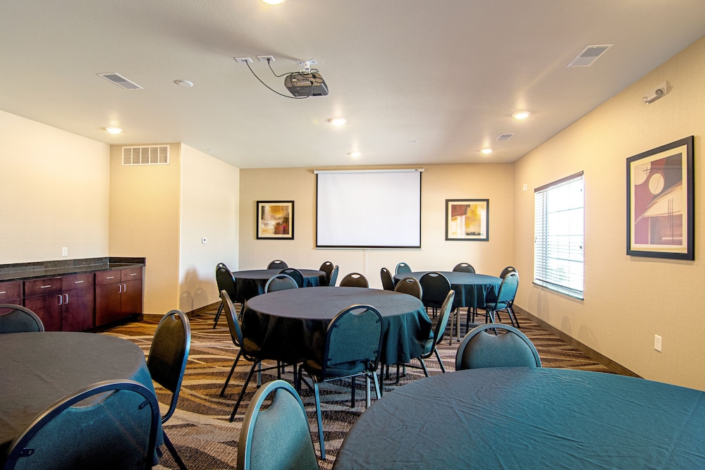 Cobblestone Hotel & Suites - Paxton 55/63