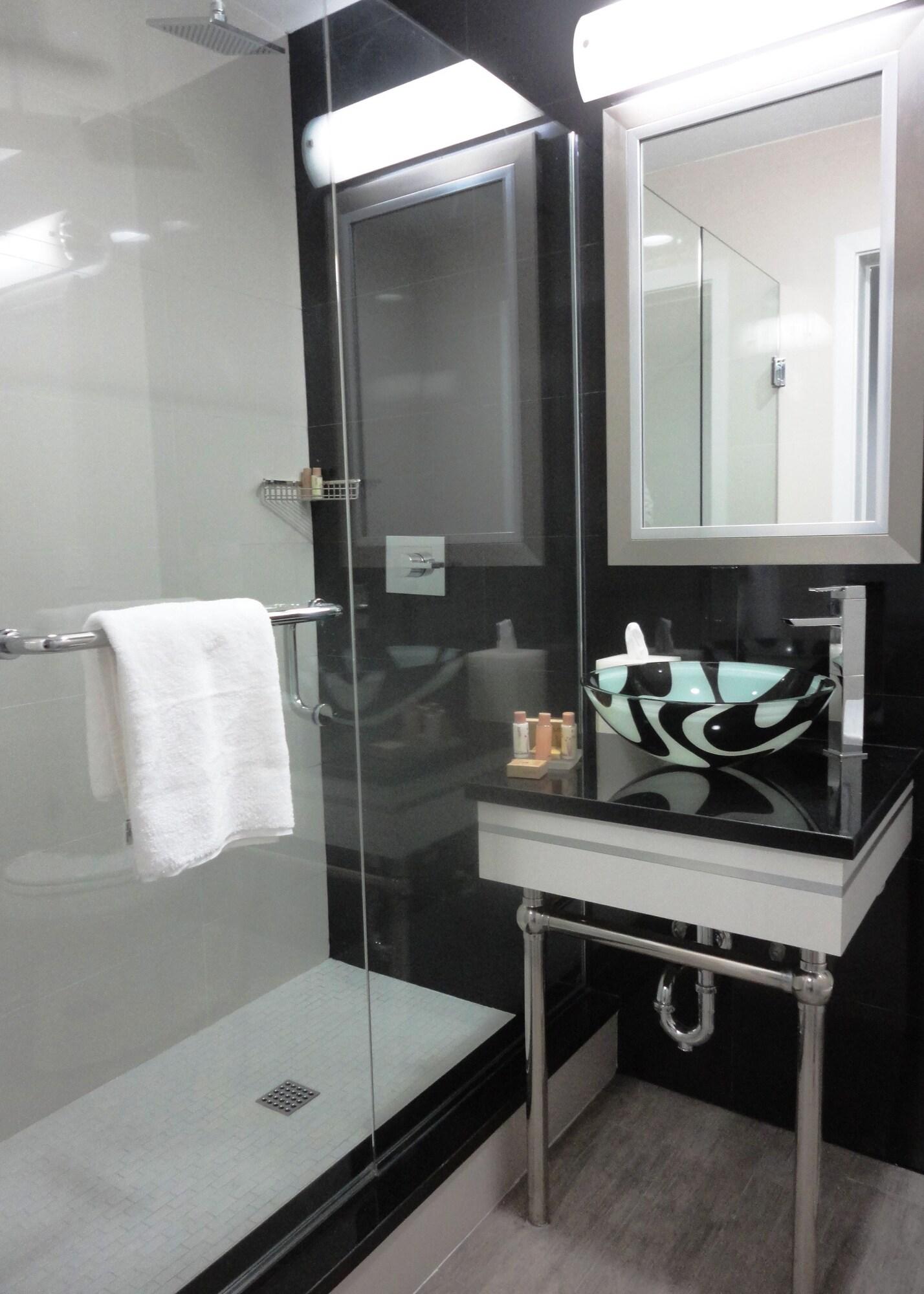 Room, Quadruple, 2 Queen Beds 2/3