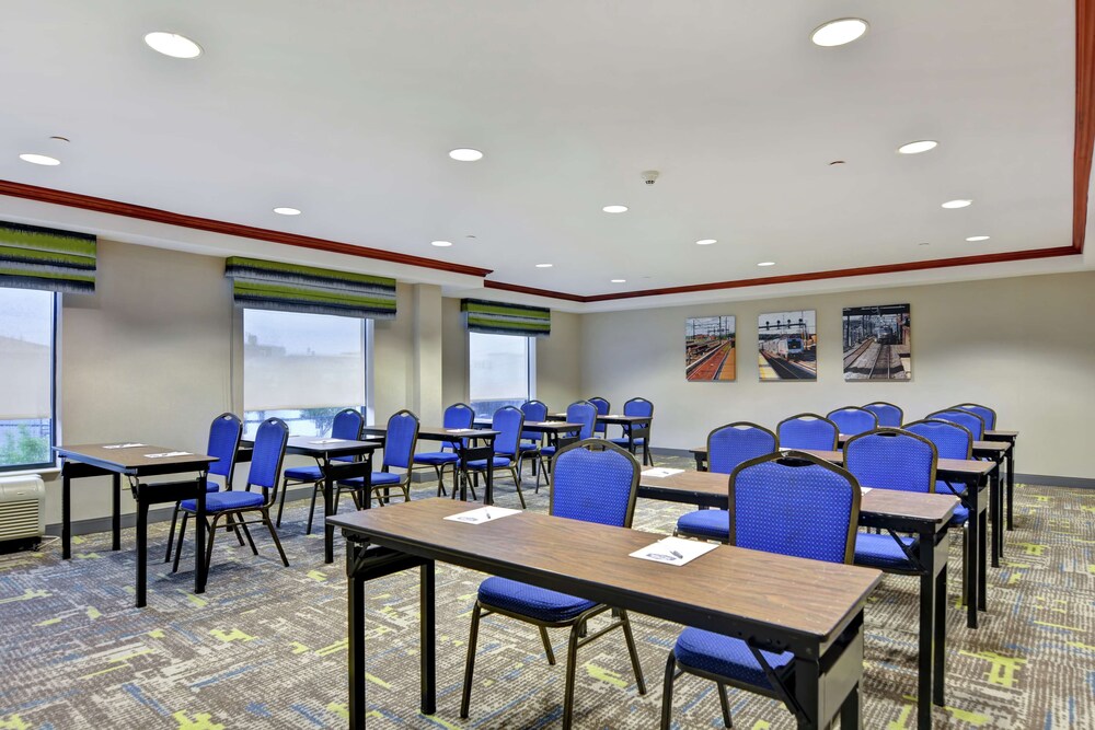 Hampton Inn Suites Newark Harrison Riverwalk 39/60