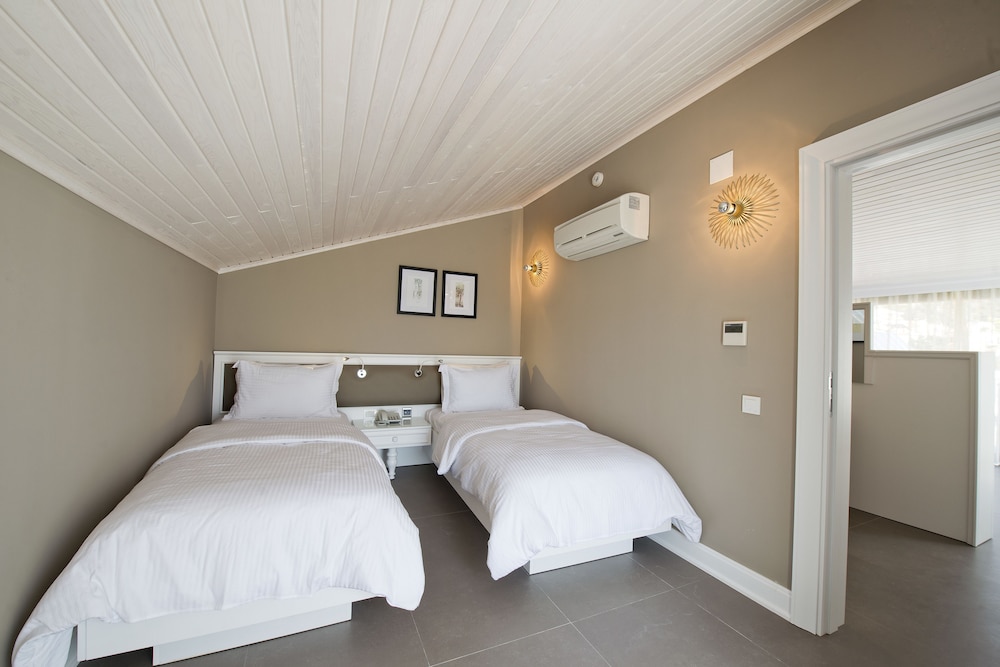 Penthouse Suite, Double and Twin Beds, Pool and Sea View