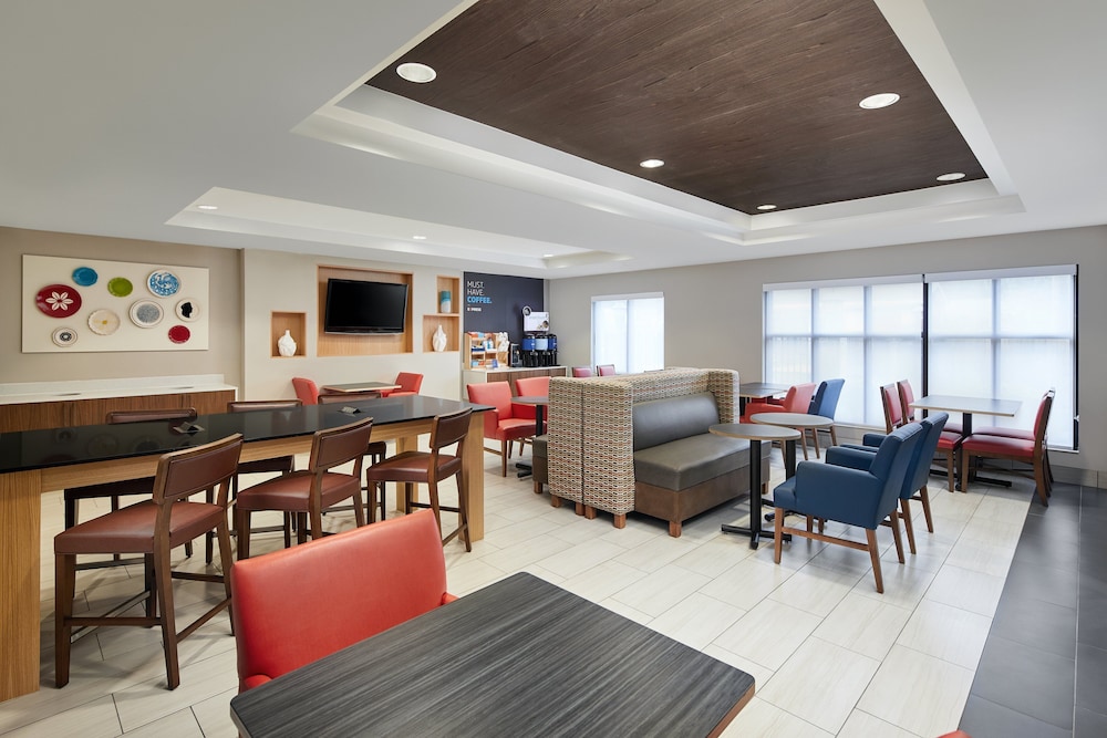 Holiday Inn Express Hotel and Suites Pensacola West-Navy Base 37/48