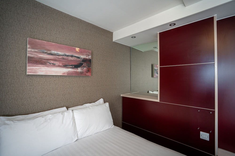 Pendulum Hotel 36/68