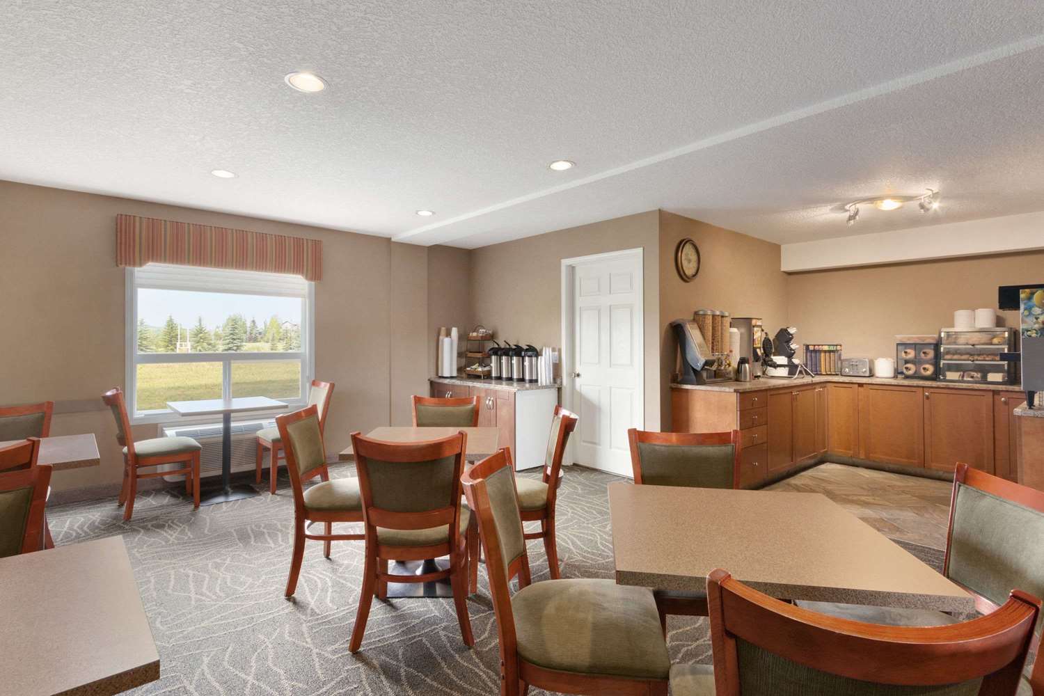 Days Inn Suites By Wyndham Cochrane 8/13