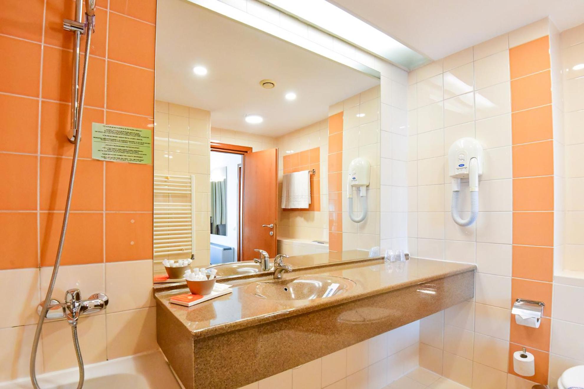 Superior, Suite, Sea Front, Sofa, Junior Suite Building، Zenith Hotel - Conference And Spa - Mamaia Resort 4/6