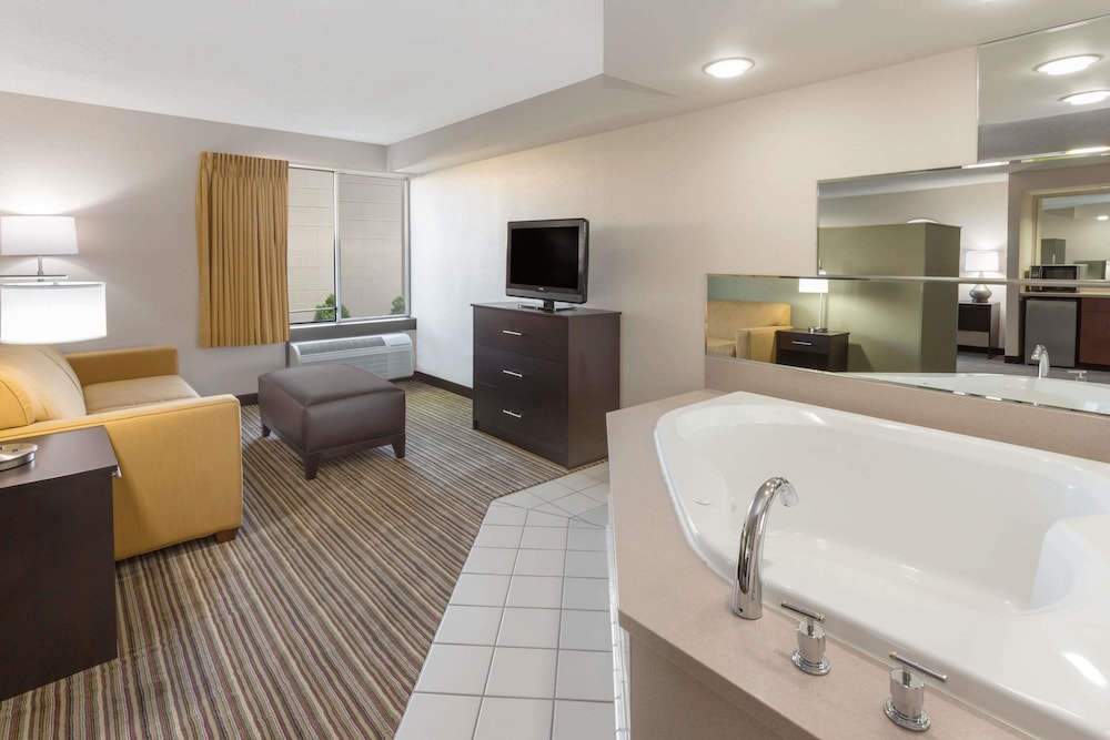 Super 8 By Wyndham Madison South 12/34