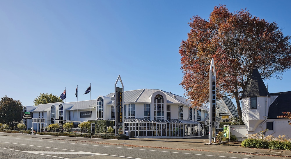Pavilions Hotel 6/69
