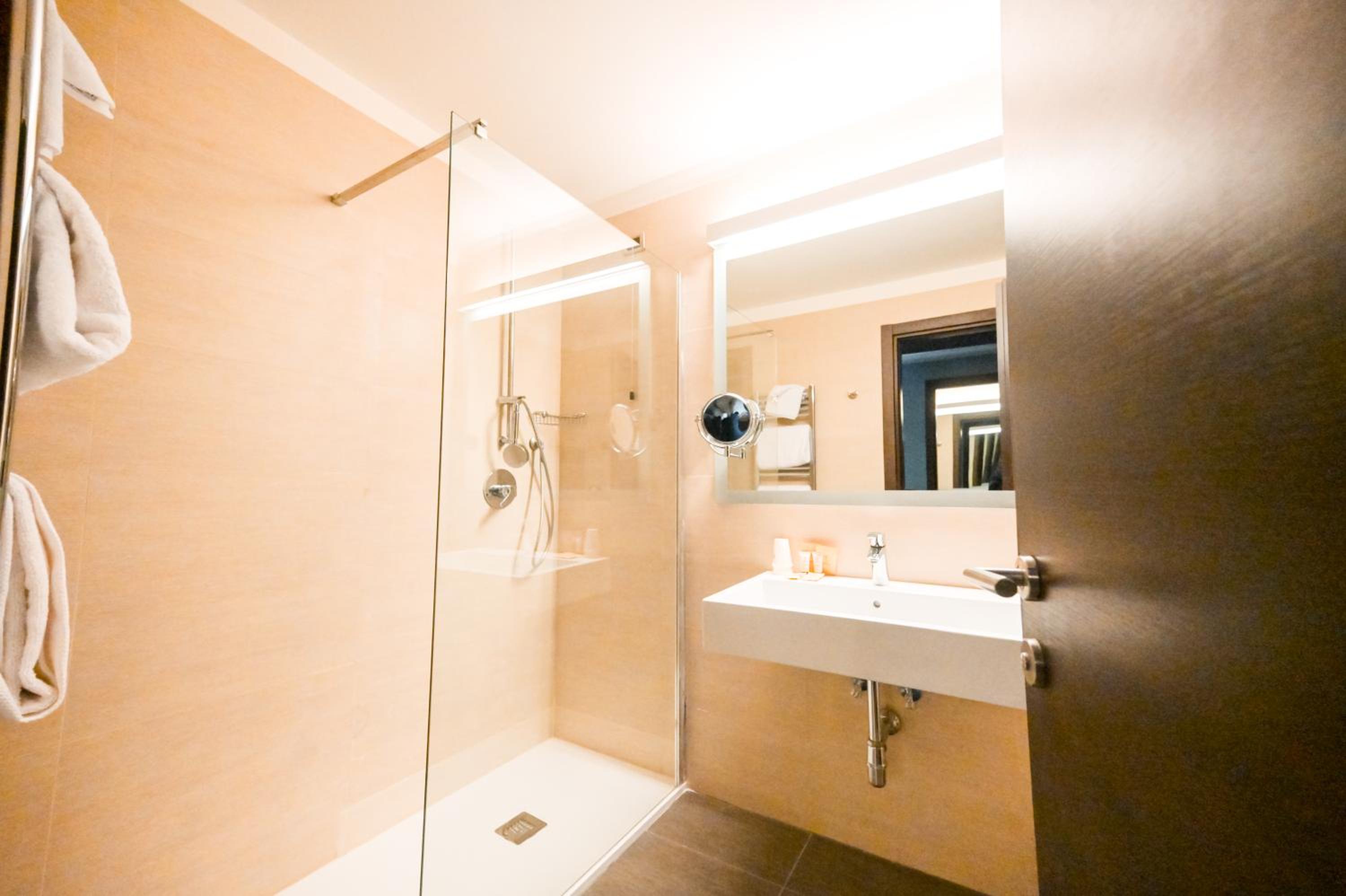 جناح، Hotel Selene 8/10