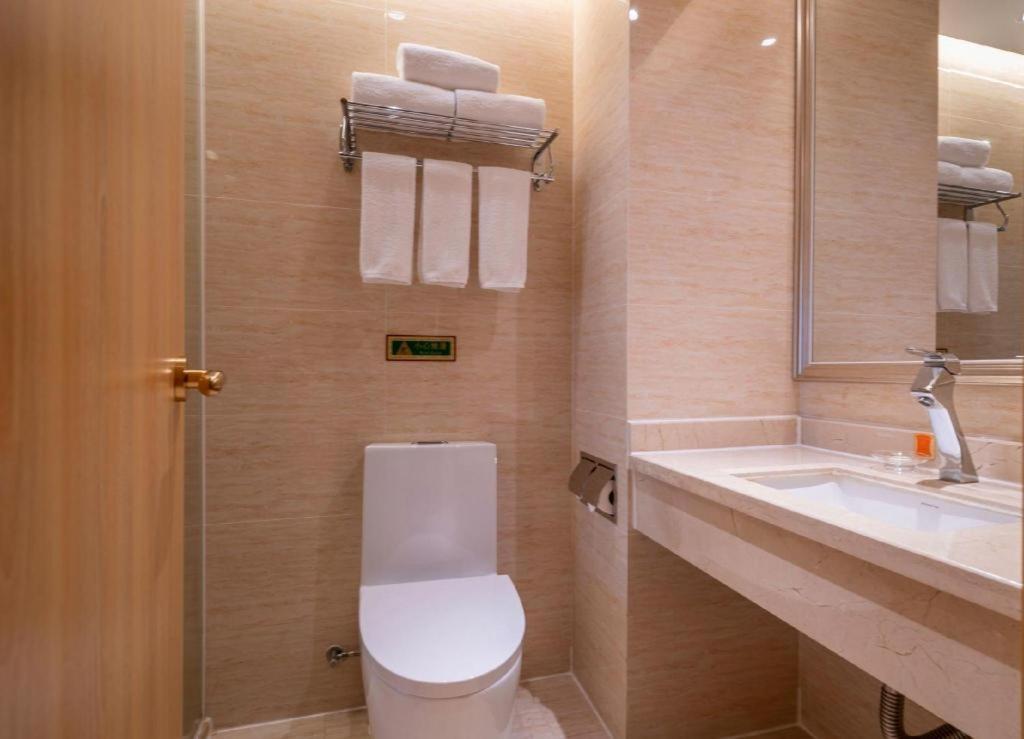 Vienna Hotel (Xiamen Airport, Jiangtou Metro Station) 48/51
