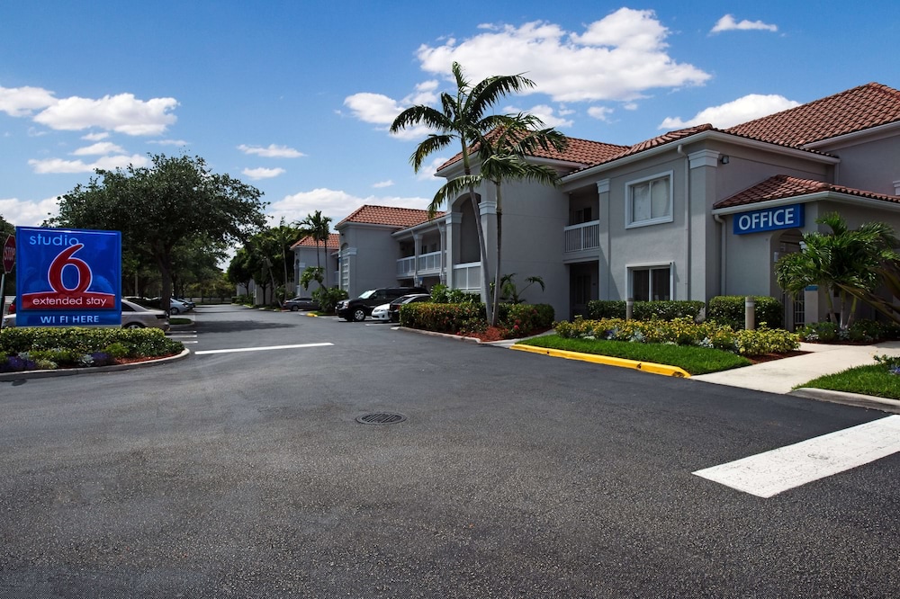 Studio 6 Extended Stay - West Palm Beach, FL 41/52