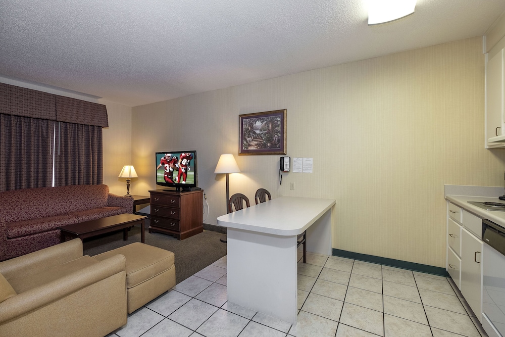 Red Roof Inn & Suites Dothan 33/40