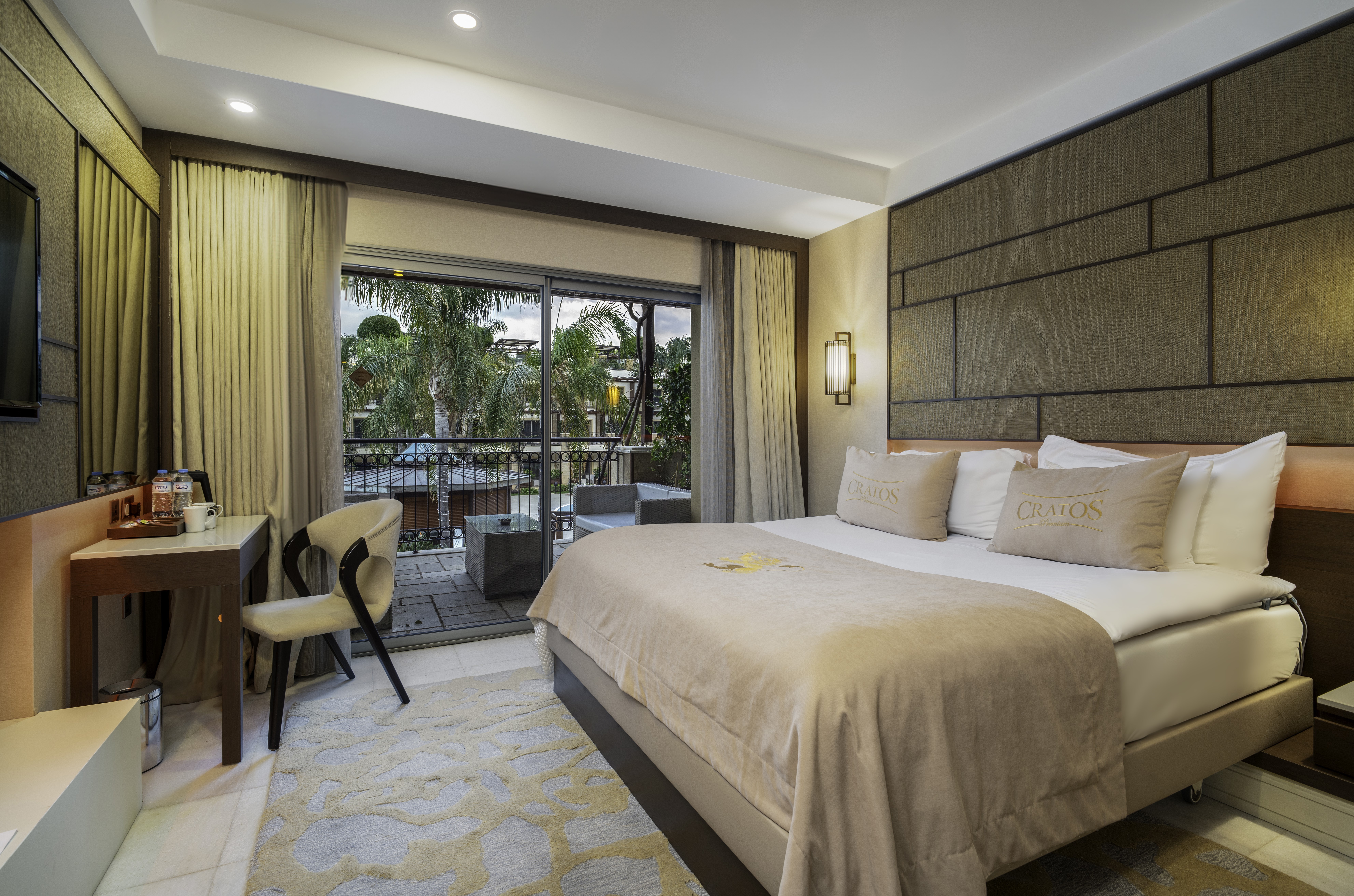 Cratos Premium Hotel 4/45