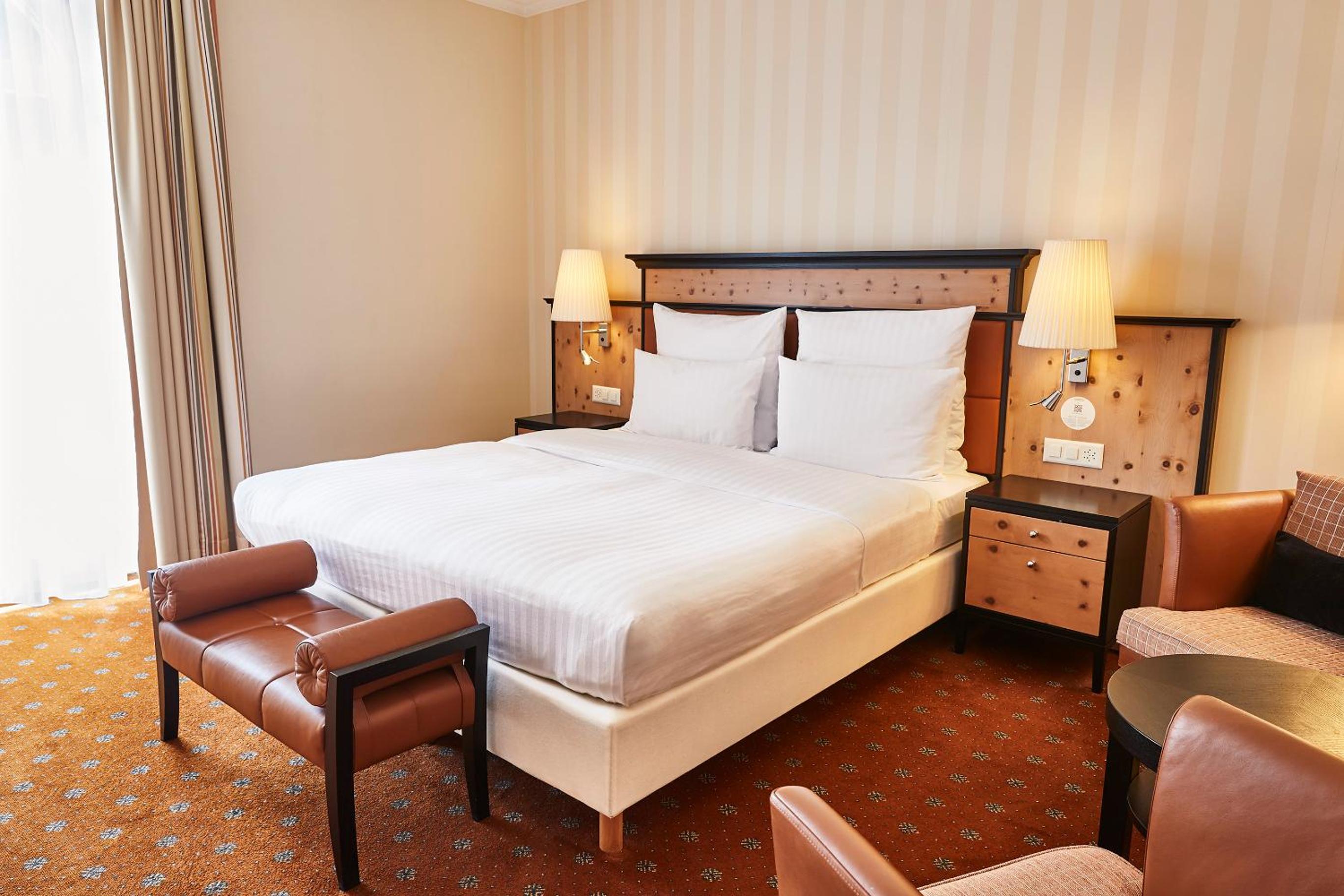 Senior, Suite, Queen Bed