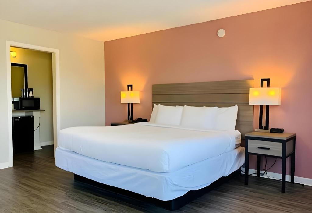 ROOM, KING BED, SMOKING