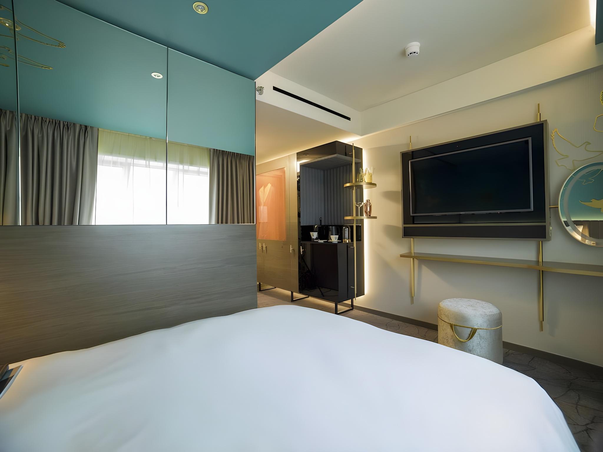 Chic, Classic, Queen Bed