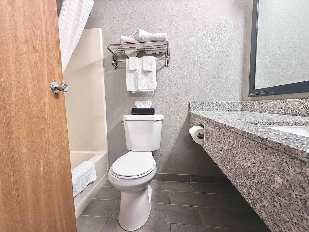 Economy Inn Suites Cedar Rapids 47/50
