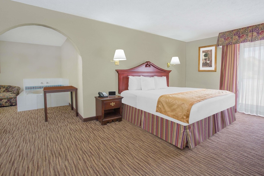 Days Inn & Suites by Wyndham Red Rock-Gallup 4/20
