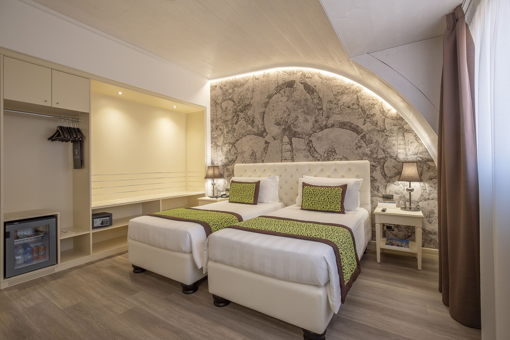 DELUXE, TWIN BEDS