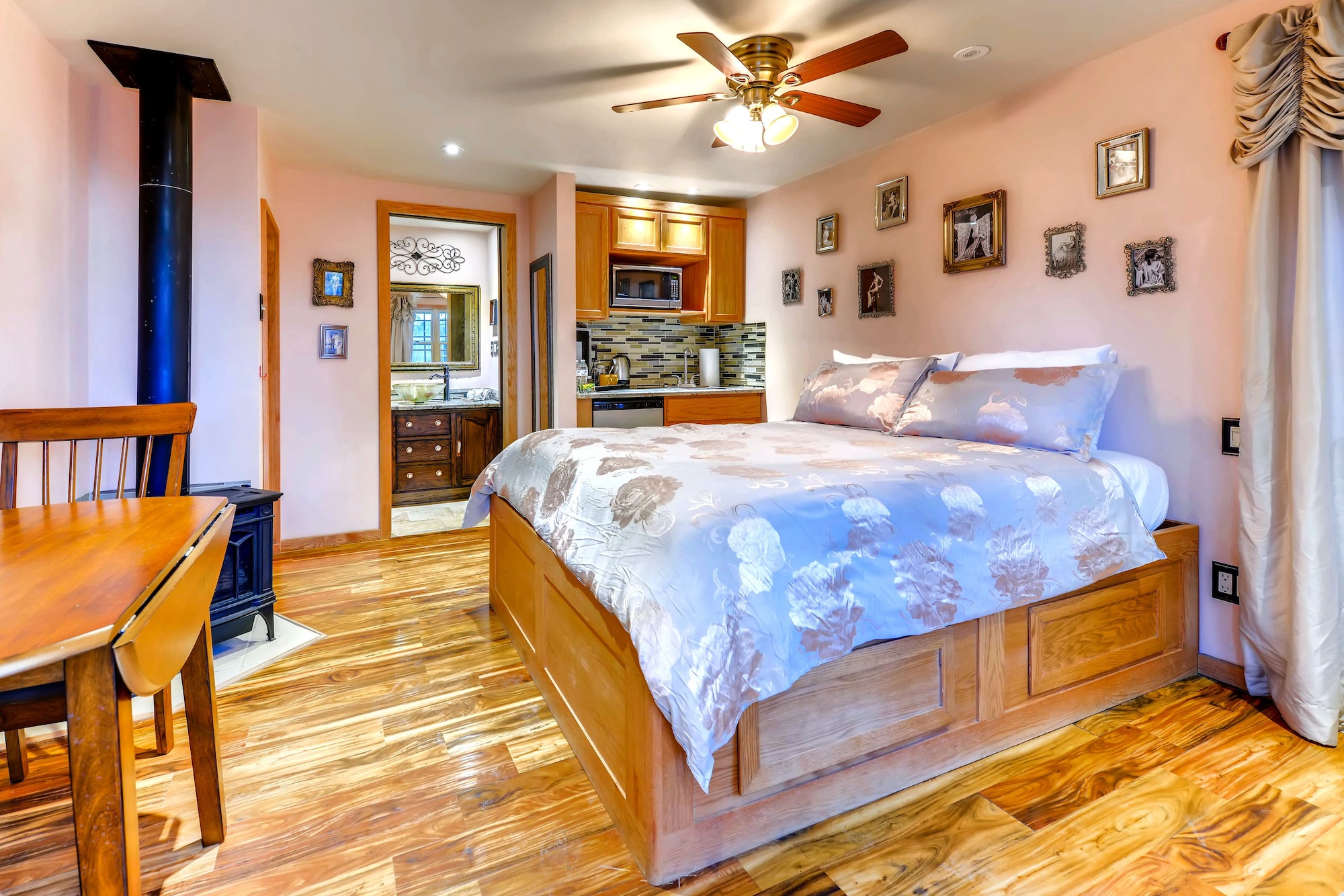 Rose, Queen Bed