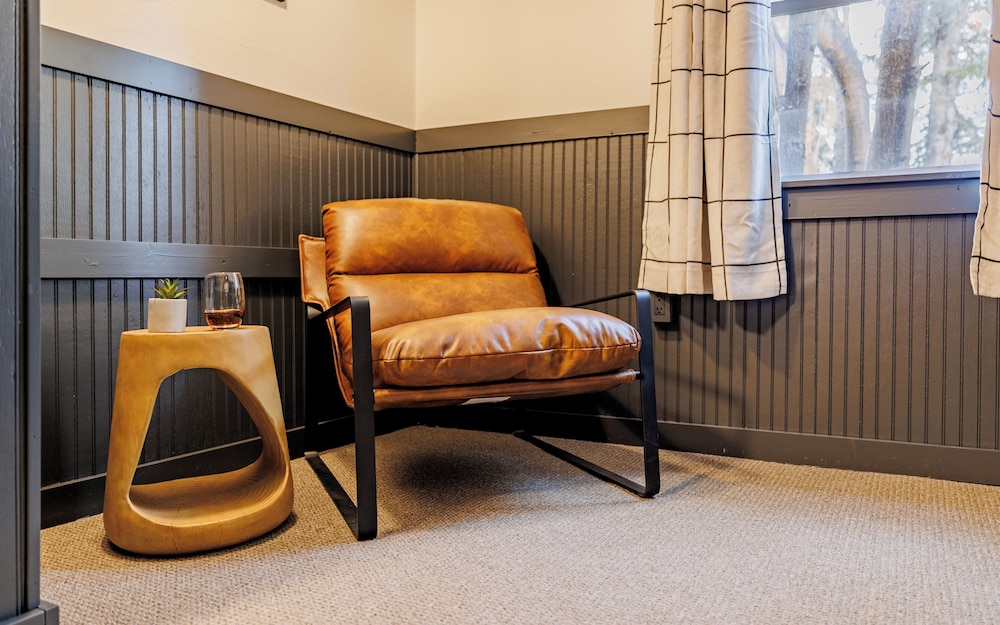 THE RED LODGE INN 33/50