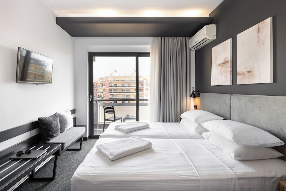 ROOM, CITY VIEW
