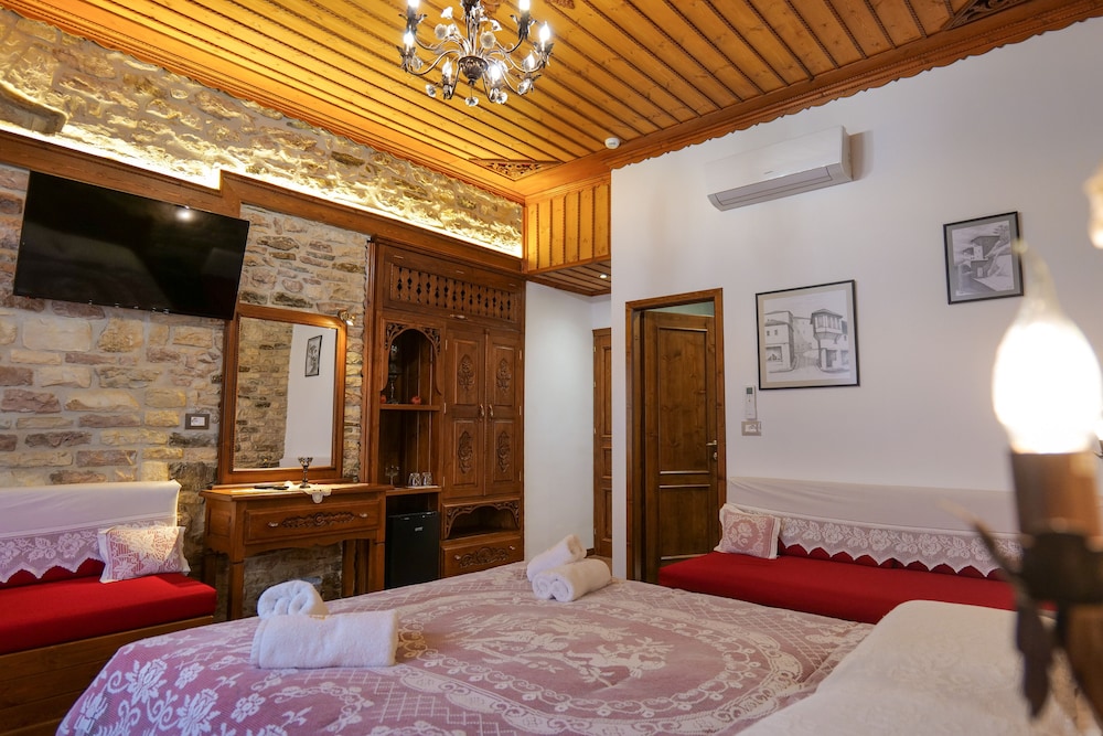 Bineri Hotel Gjirakastra 46/52