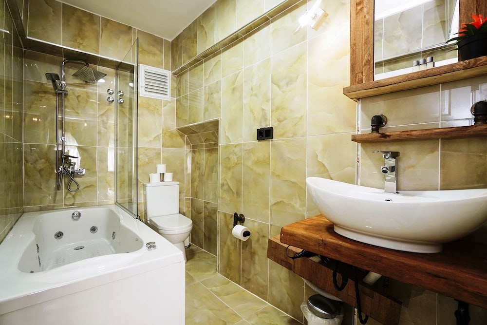 Cube Suites 99/100