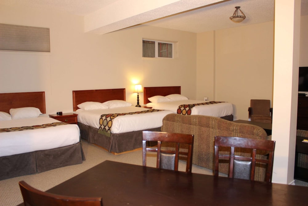 Basement, 3 Queen Beds
