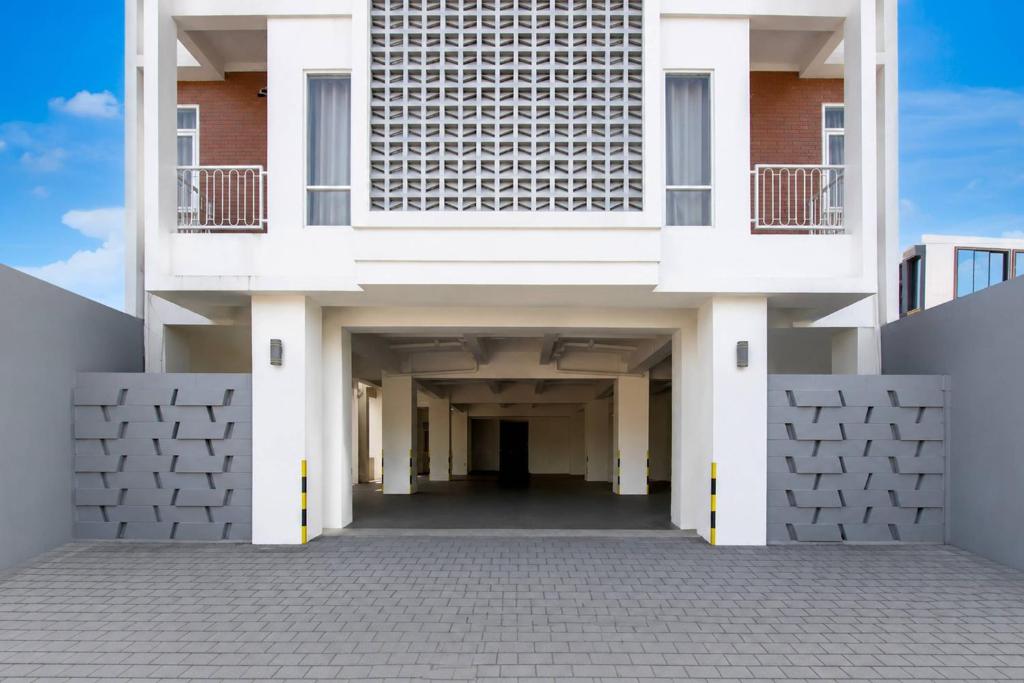 Collection O near Ambarrukmo Plaza Mall formerly Damar Kusumo Guest House 1/23