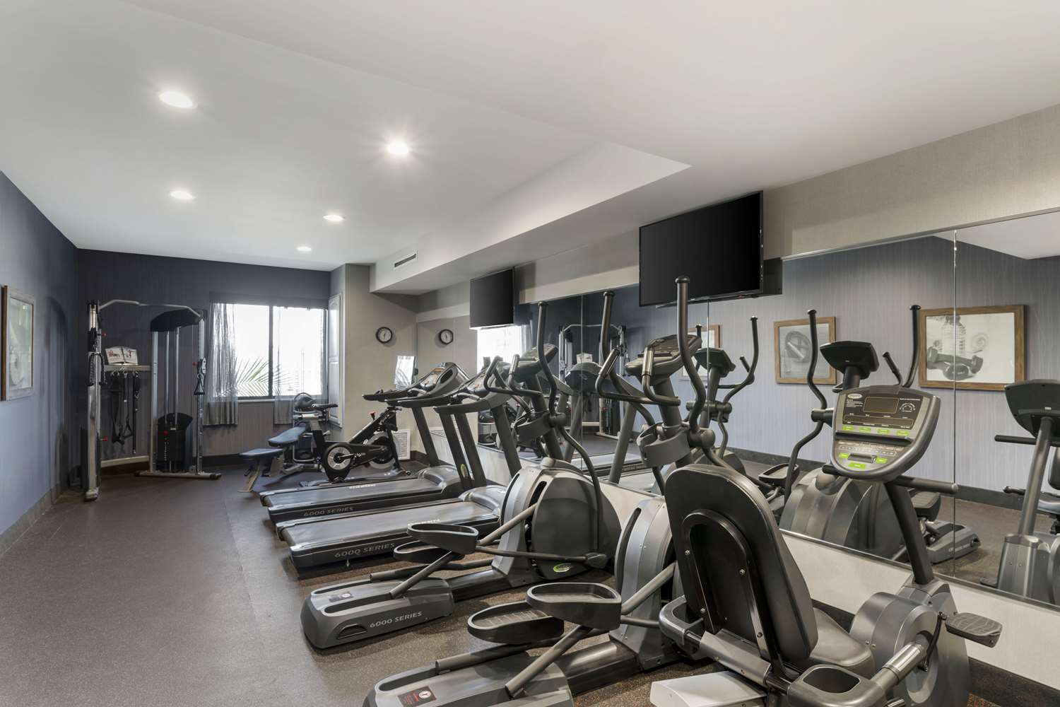 Best Western Plus Gardena Inn & Suites 20/36
