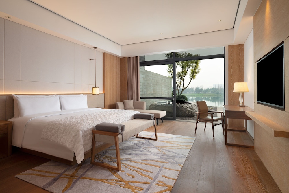 Ambassador, Suite, King Bed, Garden View, Balcony