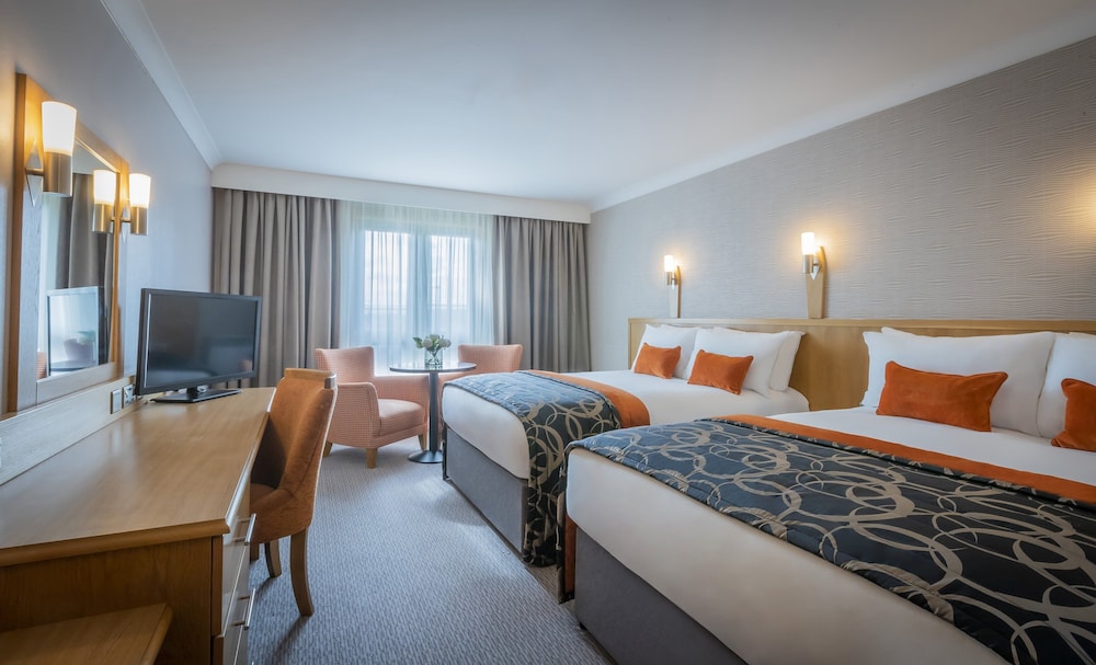 DELUXE, 1 DOUBLE AND 1 SINGLE BED
