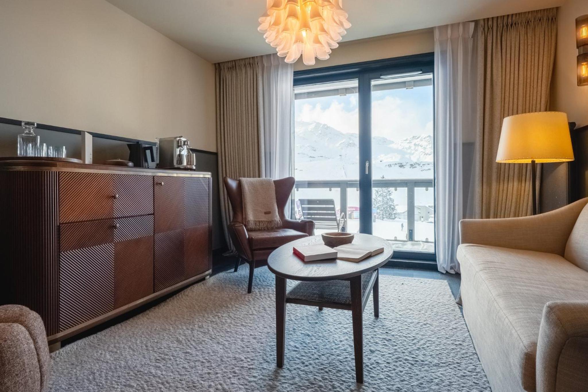 Slope, Junior Suite, Queen Bed, with View, Sofa