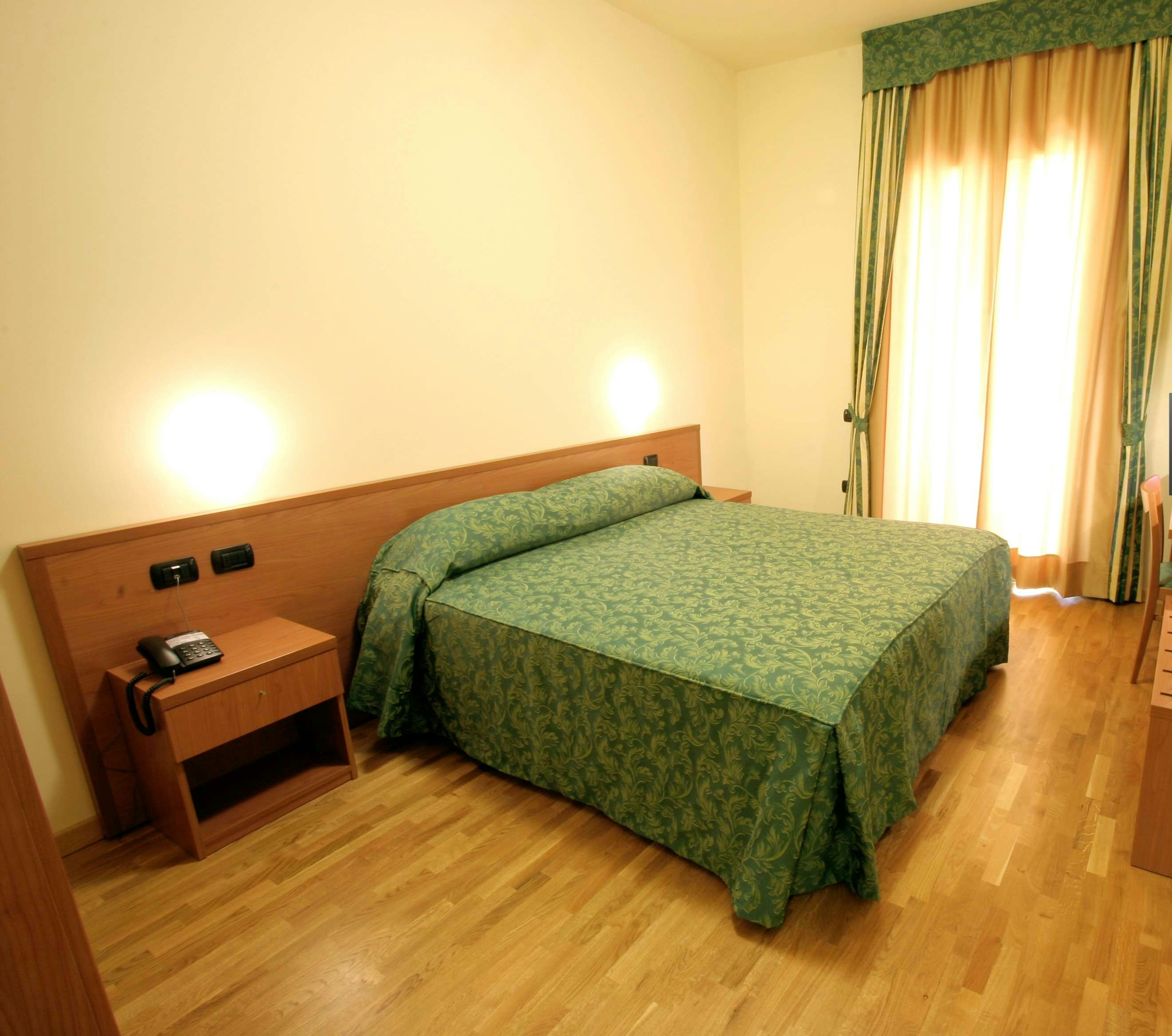 Dama Hotel 8/16