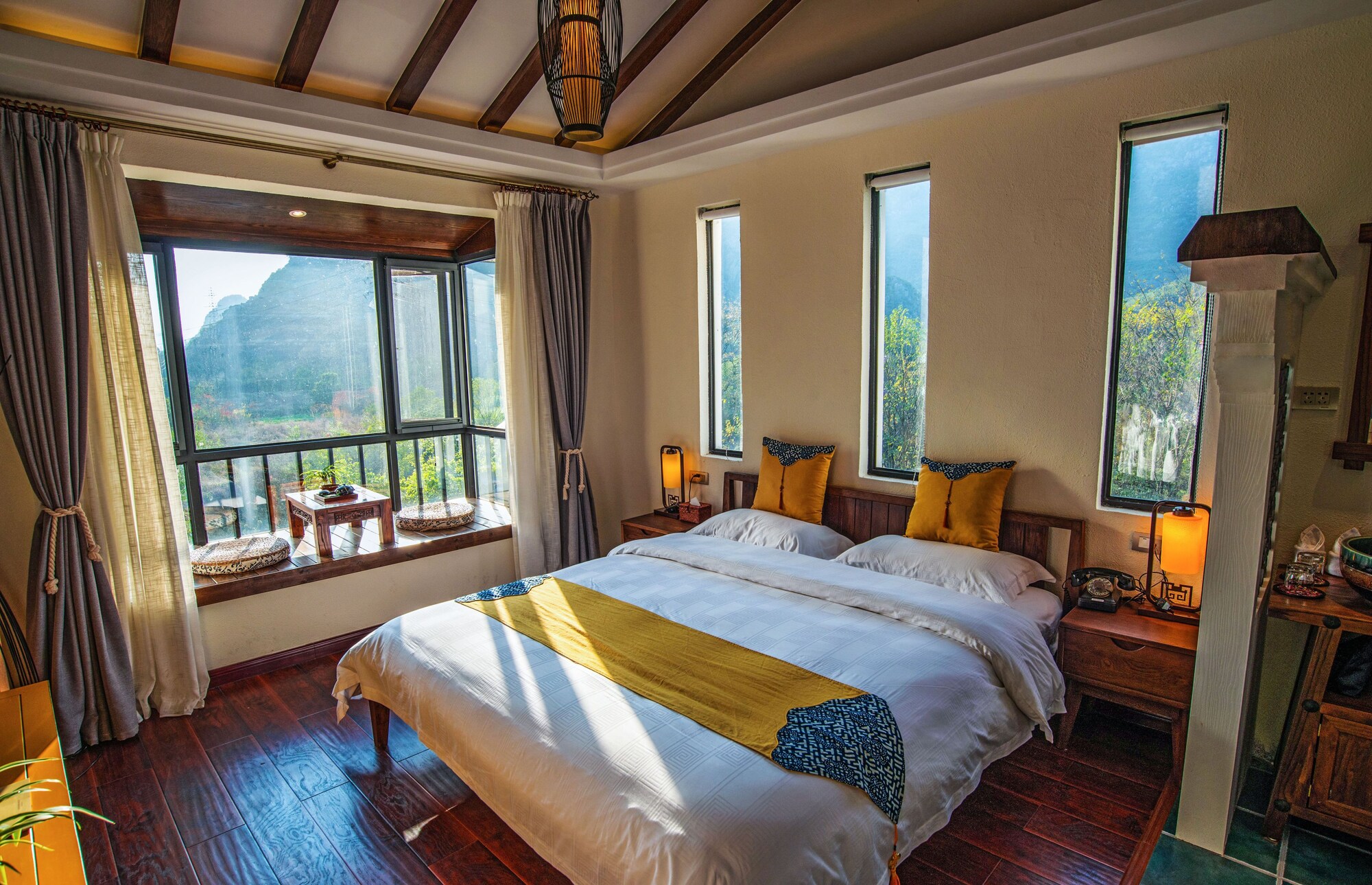 ROOM, DOUBLE BED