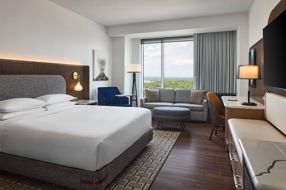 Room, King Bed, Plaza View