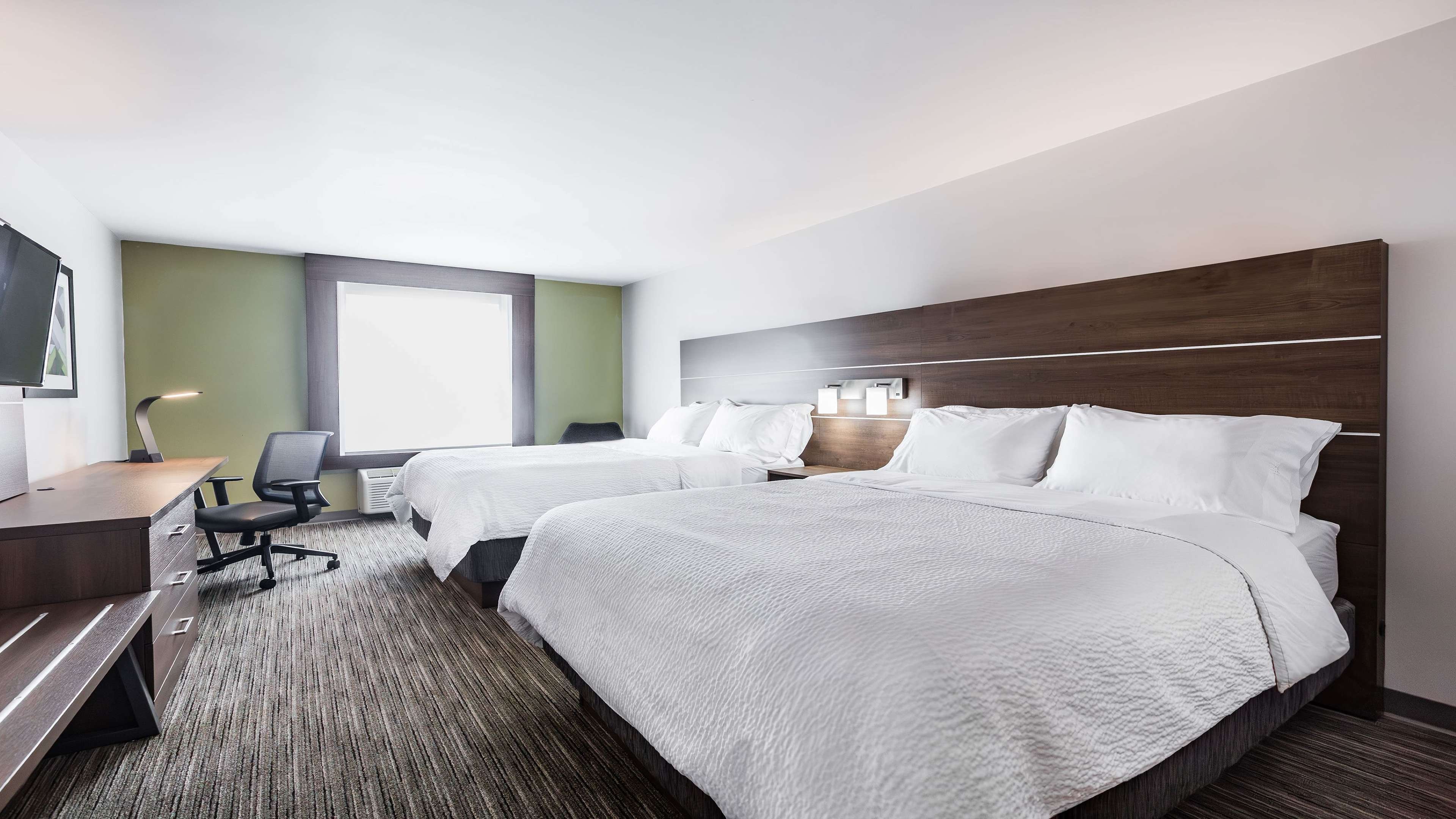 Holiday Inn Express Suites South 26/73
