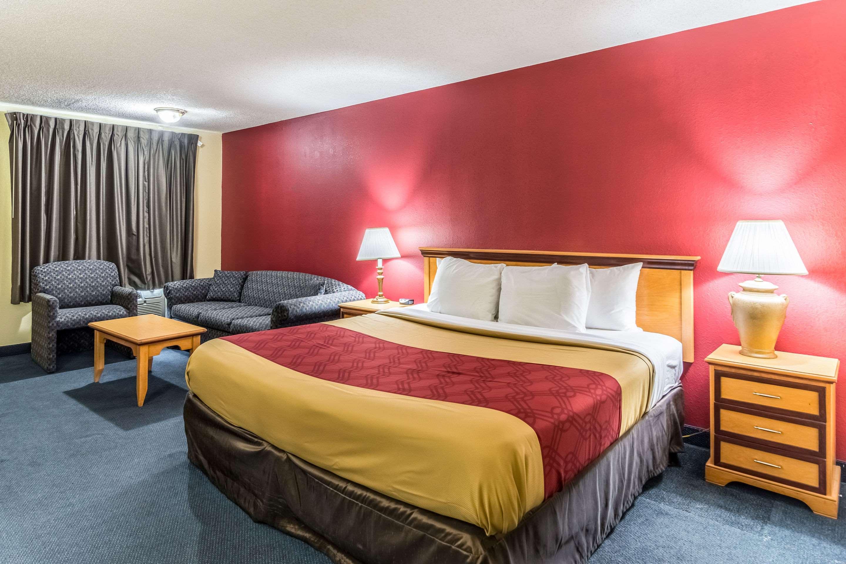 جناح بسرير كينج للمدخنين، Econo Lodge Whiteville, NC 2/4
