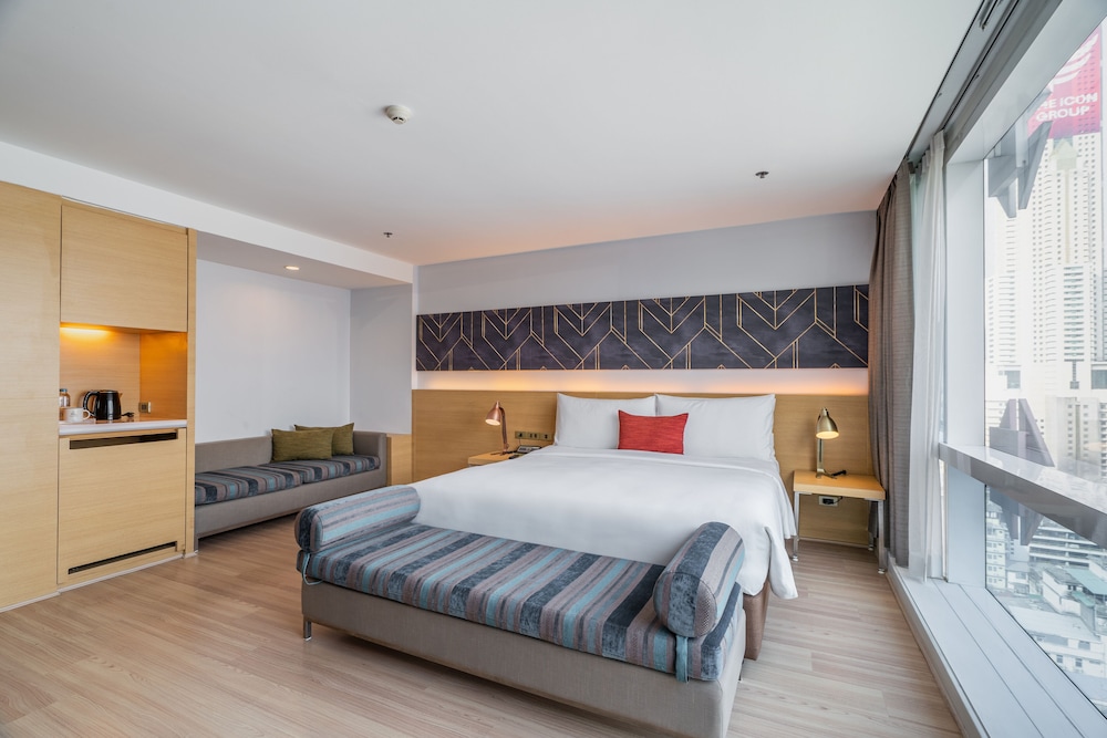 DELUXE CORNER ROOM KING