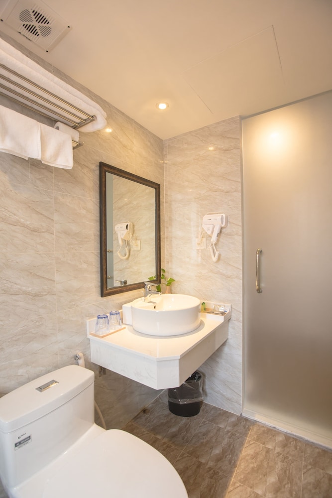 Dinh Ami Hanoi Hotel 30/63