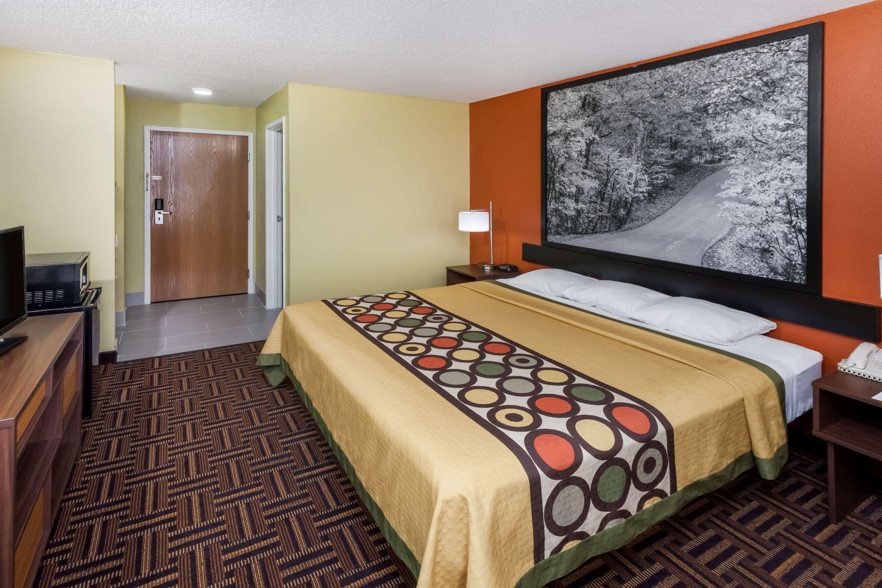 Super 8 by Wyndham Rochester IN 8/16