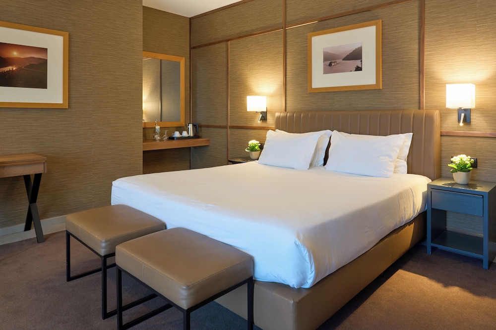 JUNIOR SUITE, KING BED, CITY VIEW, SOFA
