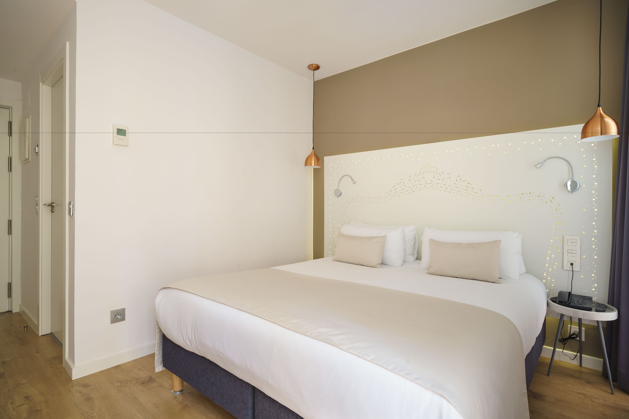 SUPERIOR, QUEEN BED